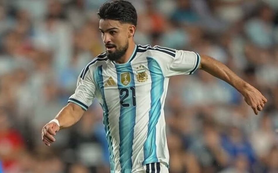 Flaco López, do Palmeiras, em ação pela Argentina