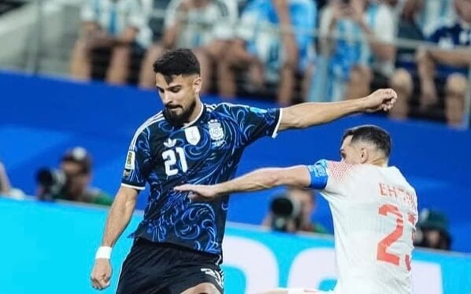 Flaco López, do Palmeiras, chuta a bola em jogo da Argentina na Copa do Mundo