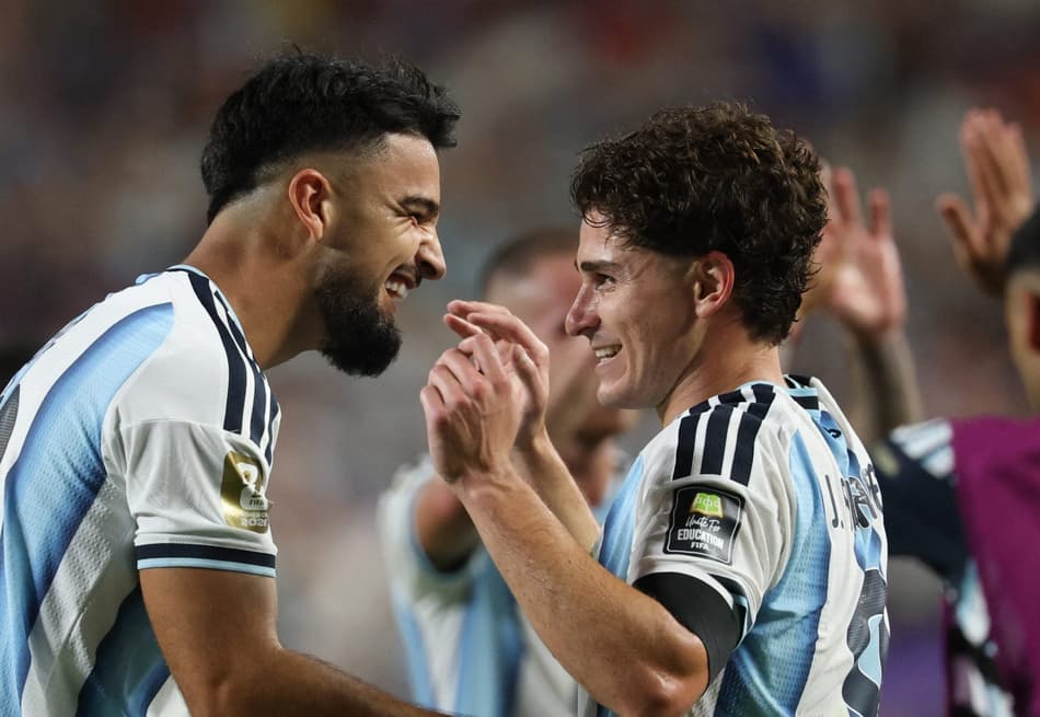 Flaco López comemora gol da Argentina com Julián Álvarez sobre a Suíça na Copa do Mundo