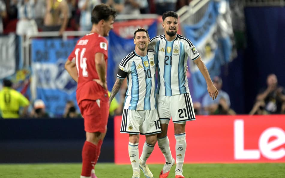Flaco López e Messi celebram vitória da Argentina sobre a Suíça na Copa do Mundo