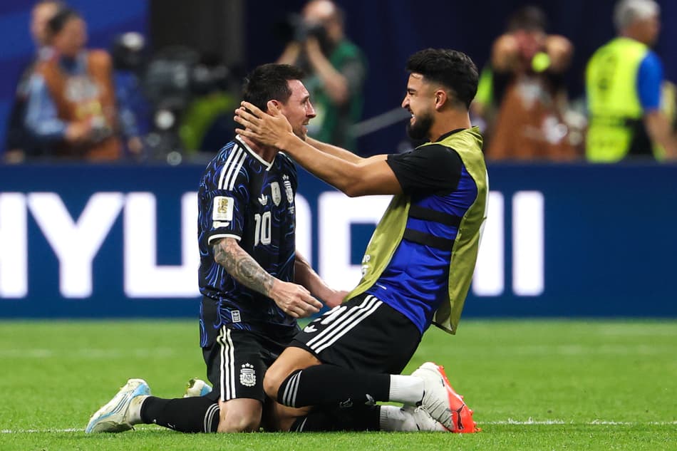 Flaco Lopez e Messi se abraçam de joelhos em comemoração a classificação da Argentina para a final da Copa do Mundo 2026