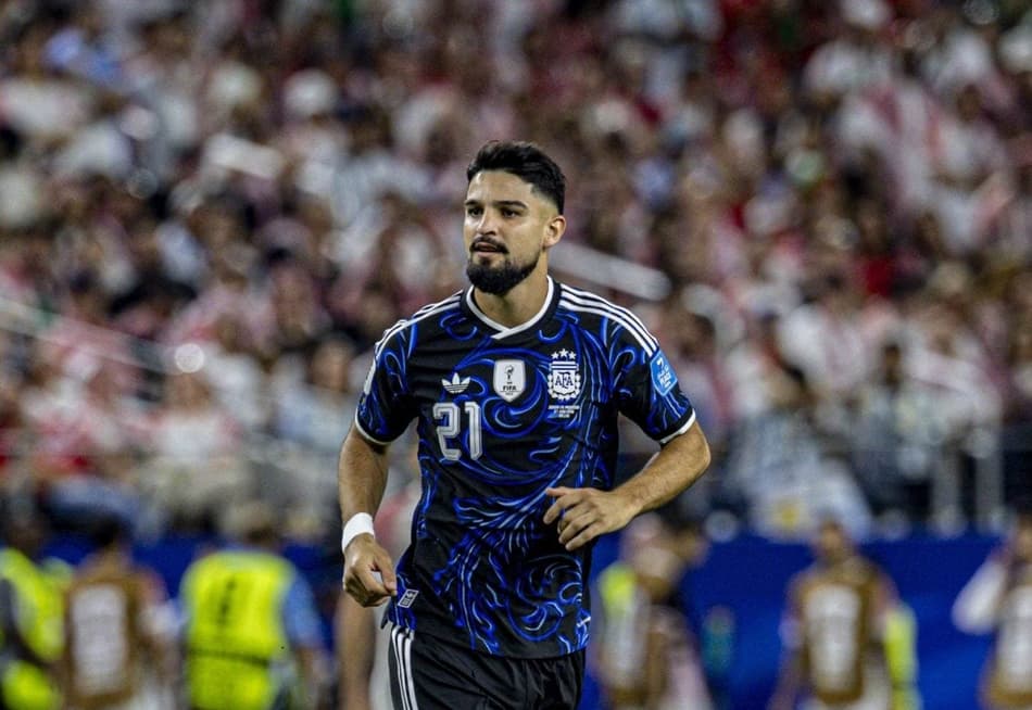 Flaco López, do Palmeiras, em ação pela Argentina