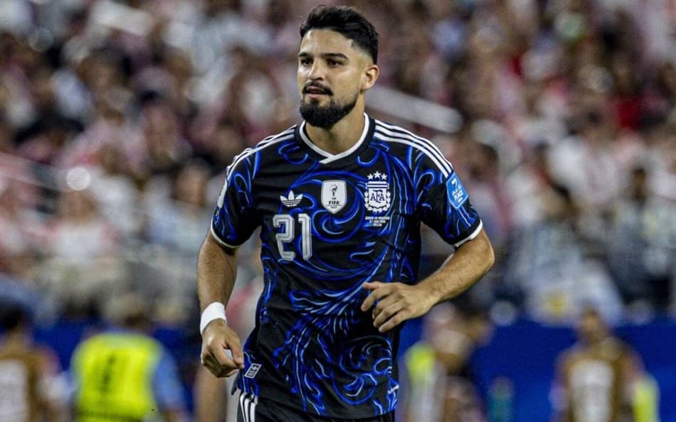 Flaco López, do Palmeiras, em ação pela Argentina
