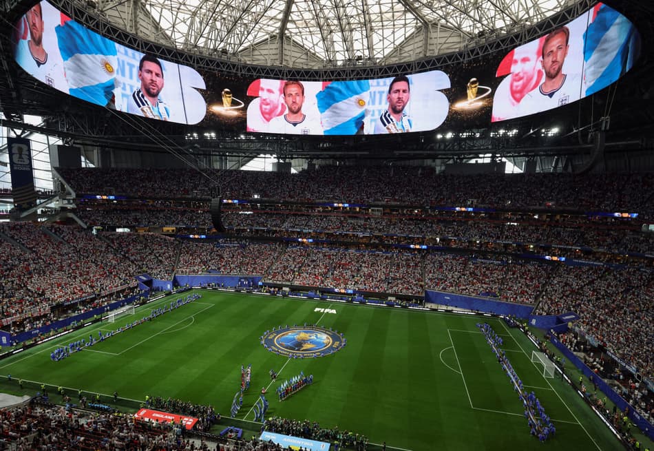 Fotos do atacante #09 da Inglaterra Harry Kane e do atacante argentino #10 Lionel Messi são vistas nos telões antes dos jogadores chegarem ao campo para a semifinal da Copa do Mundo de 2026 entre Inglaterra e Argentina