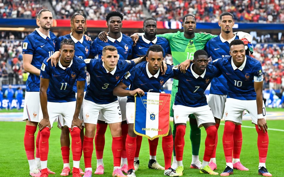 Time da França perfilado antes de enfrentar a Espanha na Copa do Mundo