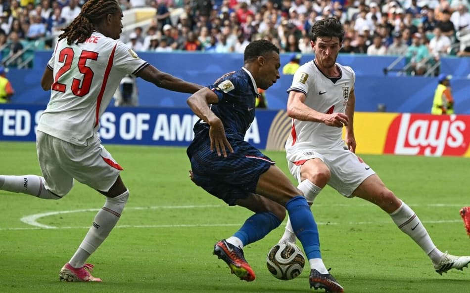 Declan Rice, Djed Spence e Kylian Mbappé disputando bola em França e Inglaterra
