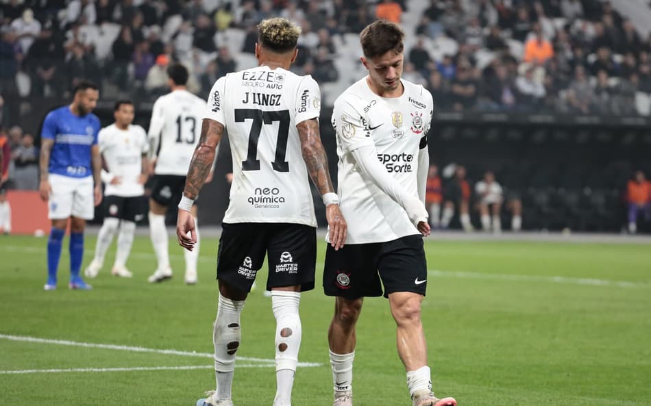 Rodrigo Garro e Lingard com a camisa do Corinthians