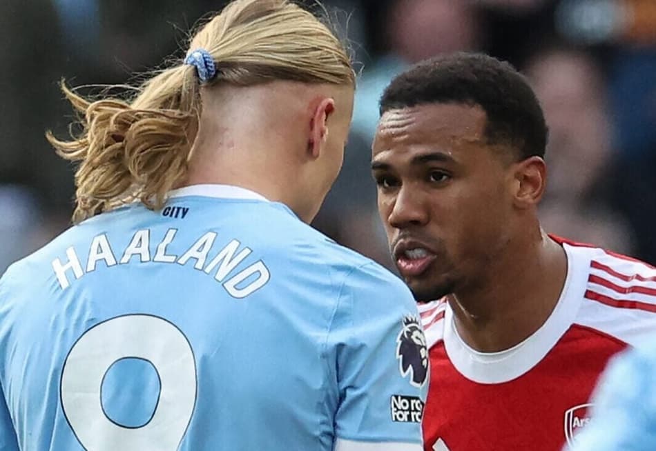 Confusão entre os jogadores Erling Haaland, do Manchester City, e Gabriel Magalhães, do Arsenal, na Premier League (Foto: Darren Staples / AFP)