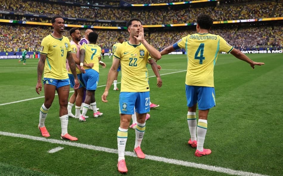 Gabriel Martinelli em ação durante a partida entre o Brasil e Japão pela Copa do Mundo