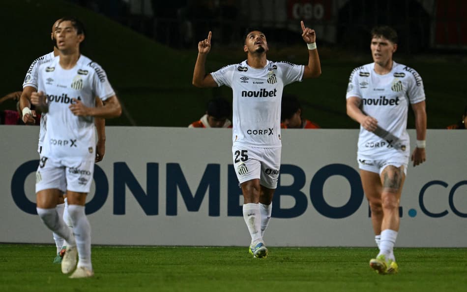 Gabriel Menino celebra gol marcado em Universidad Central x Santos