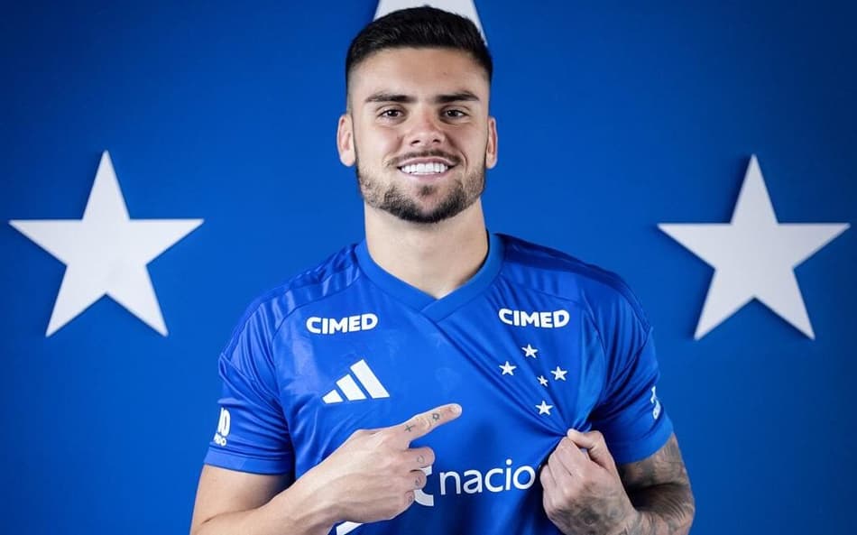 Gabriel Pec com o uniforme do Cruzeiro