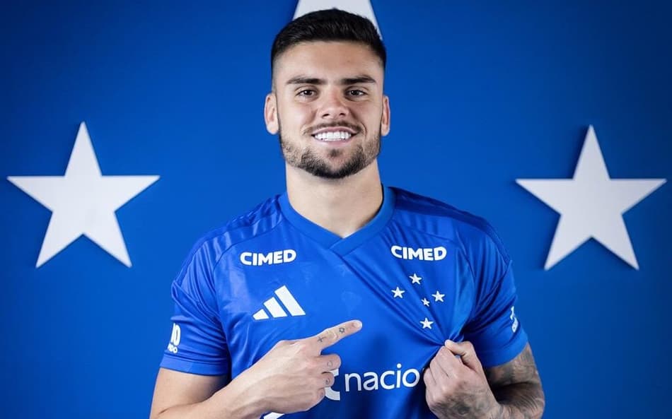 Gabriel Pec com o uniforme do Cruzeiro