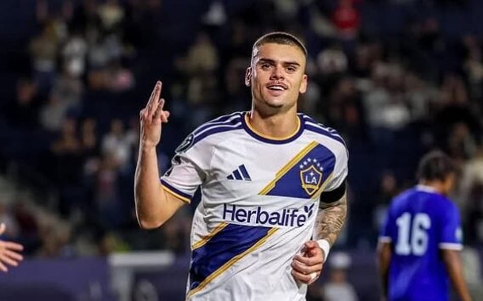 Gabriel Pec comemora hat-trick pelo Los Angeles Galaxy