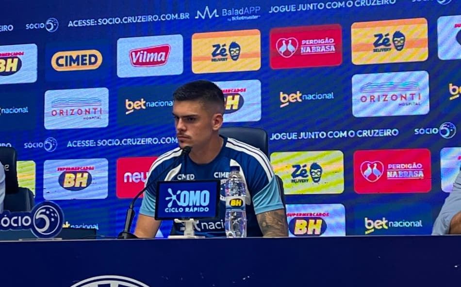 Gabriel Pec é apresentado pelo Cruzeiro (Foto: Eduardo Statuti/Lance!)
