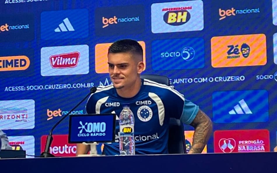 Gabriel Pec é apresentado pelo Cruzeiro na Toca