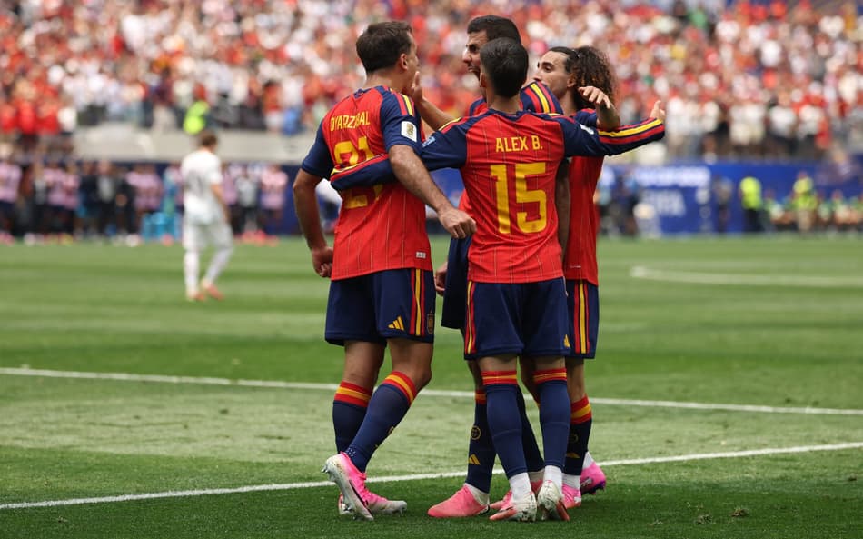 Baena, Oyarzabal, Rodri e Cucurella comemorando gol da Espanha