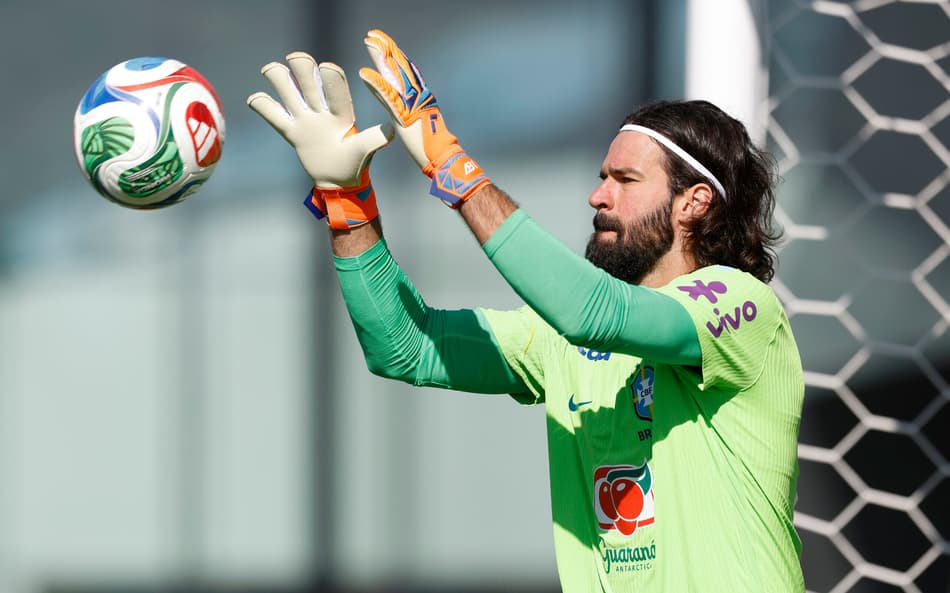 Goleiro Alisson em treino da Seleção Brasileira (Foto: Rafael Ribeiro/Lance!)