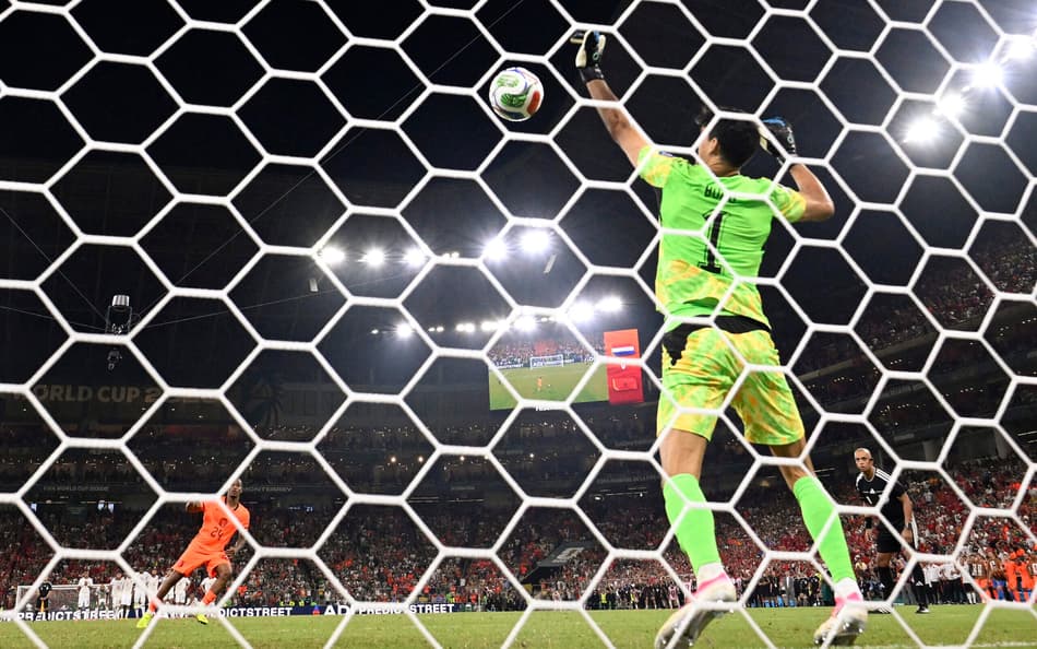 O goleiro de Marrocos, Yassine Bounou (nº 01), defende o pênalti do atacante da Holanda, Crysencio Summerville (nº 24), durante a disputa de pênaltis na partida de futebol das oitavas de final da Copa do Mundo de 2026 entre Holanda e Marrocos, no Monterrey Stadium, em Guadalupe (Foto: Alfredo Estrella / Afp)