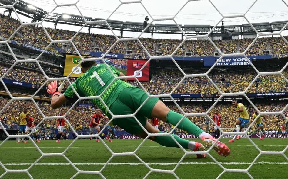 Goleiro Nyland defende o pênalti cobrado por Bruno Guimarães na Copa