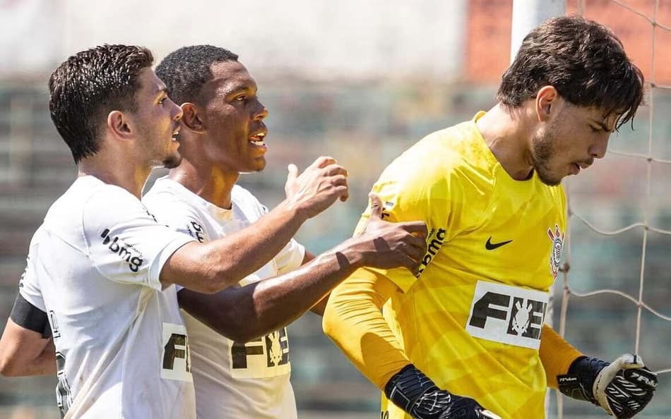 Rafael Juwer ao lado dos companheiros no Corinthians