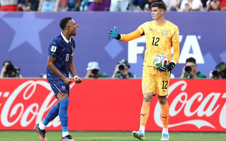 Goleiro do Paraguai, Orlando Gill tenta cumprimentar Mbappé após vitória da França na Copa do Mundo
