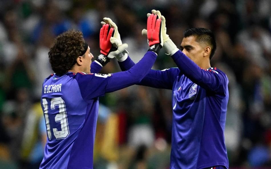 Guillermo Ochoa é saudado pelo goleiro Raul Rangel