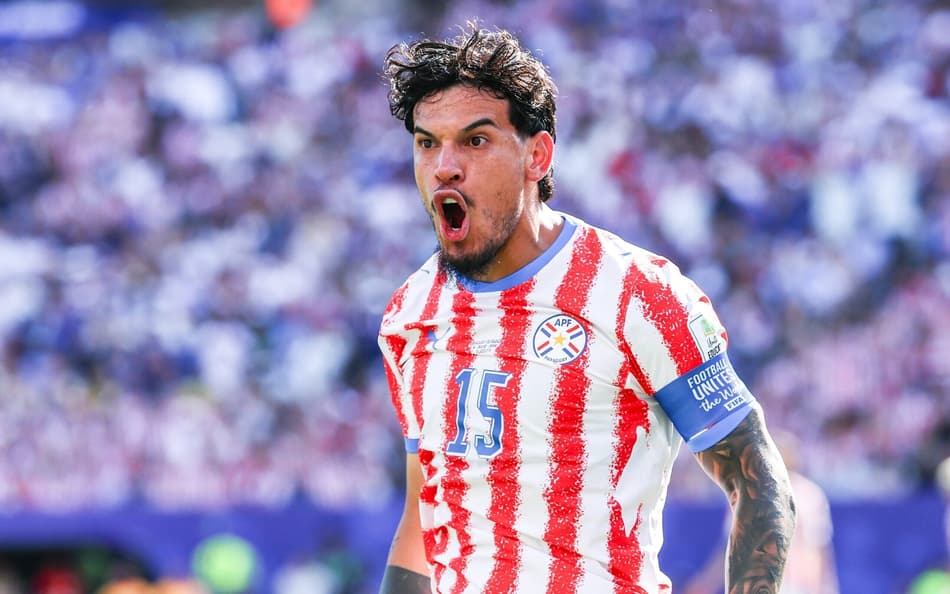 Gustavo Gómez, do Palmeiras, em duelo com a França
