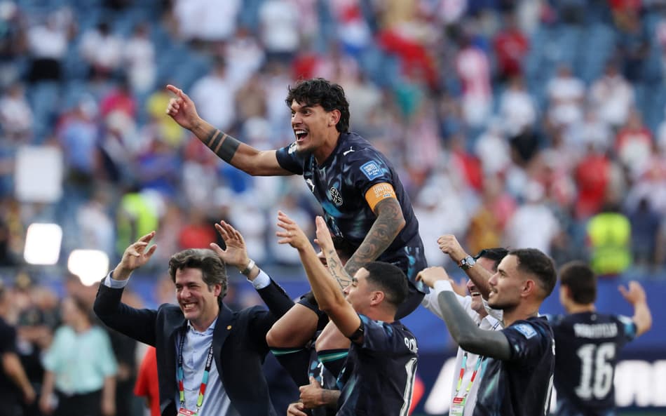 Gustavo Gómez comemora classificação do Paraguai na Copa