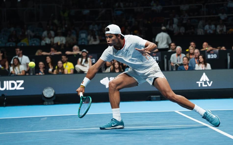 Guto Miguel devolve de backhand na final do UTS Rio