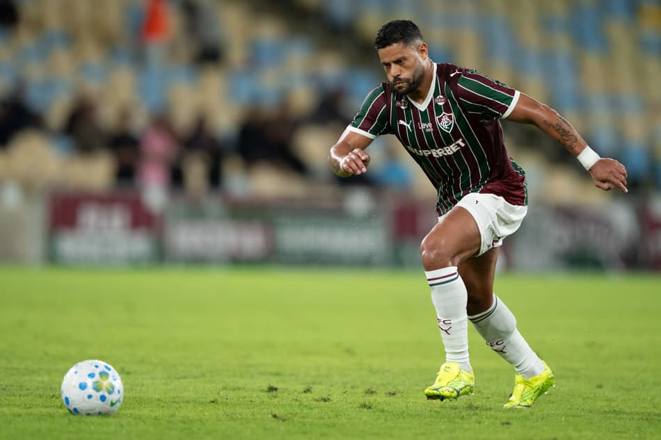 Hulk chutando bola com a camisa do Fluminense no Maracanã