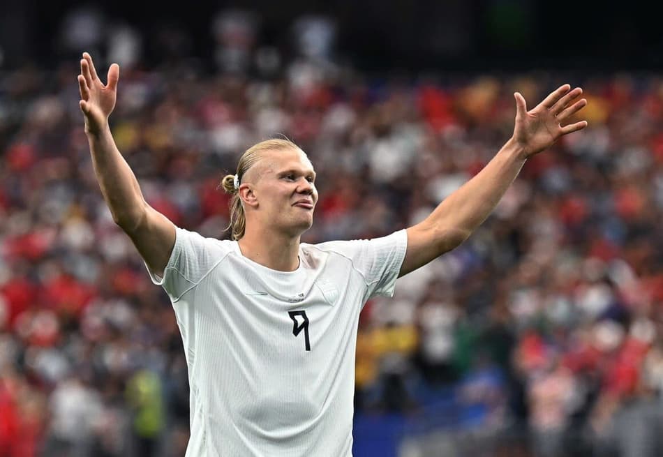 Haaland abre os braços para celebrar gol da Noruega contra a Costa do Marfim pela Copa do Mundo