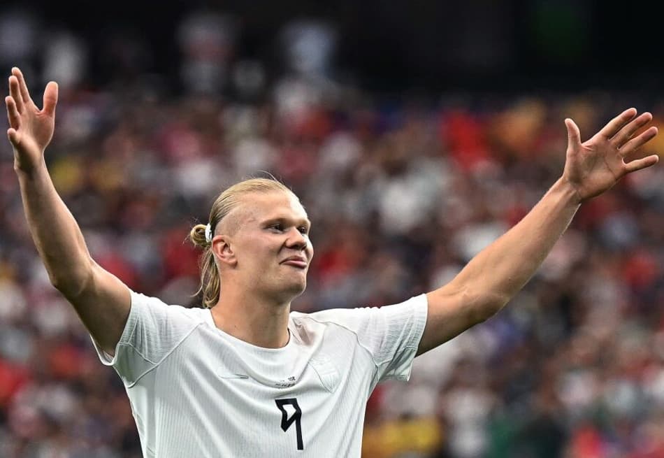 Haaland abre os braços para celebrar gol da Noruega contra a Costa do Marfim pela Copa do Mundo