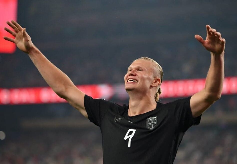 Erling Haaland abre os braços e comemora gol da Noruega