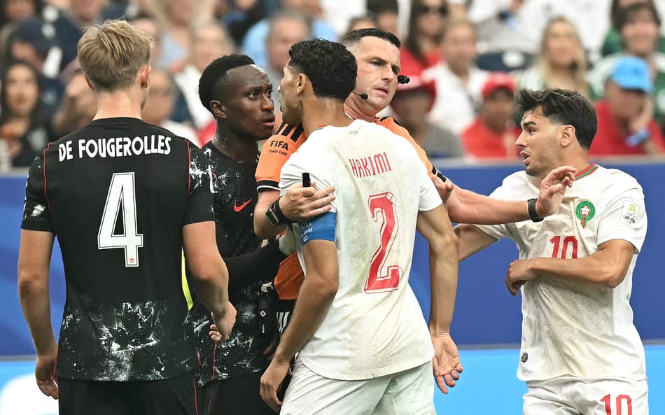 Hakimi em discussão durante oitavas de final da Copa do Mundo, entre Marrocos e Canadá (Foto: Paul ELLIS / AFP)