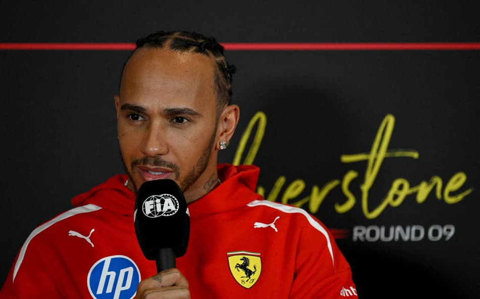 O piloto britânico da Ferrari, Lewis Hamilton, participa de uma coletiva de imprensa antes do Grande Prêmio da Grã-Bretanha de Fórmula 1, no circuito de Silverstone, em Silverstone, no centro da Inglaterra (Foto: Andrej Isakovic / Afp)