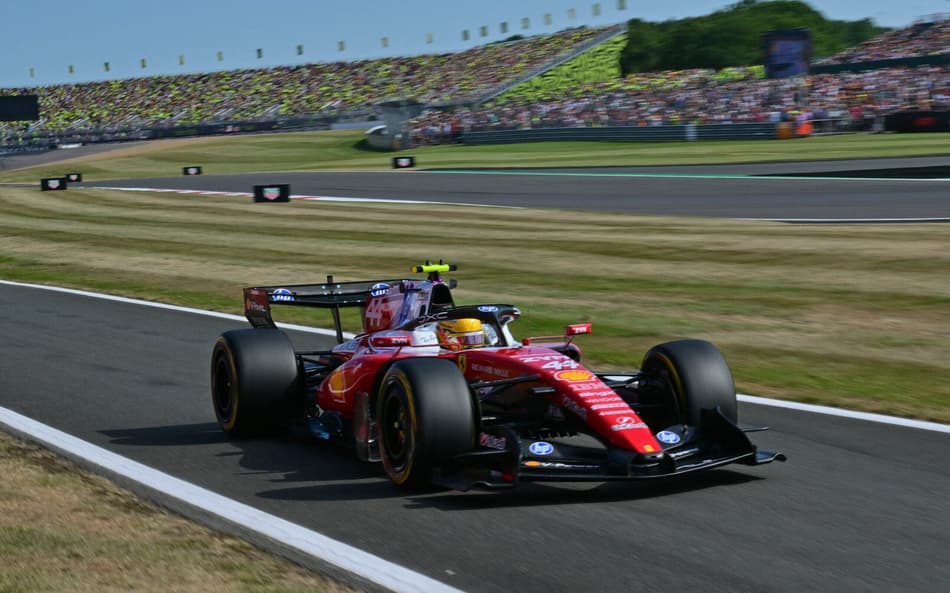Lewis Hamilton deixa a pista durante a classificação da sprint antes do GP da Inglaterra na F1 2026
