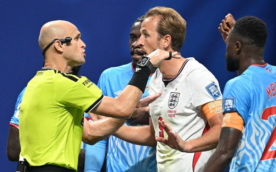 Harry Kane durante reclamação de pênalti em Inglaterra x RD Congo. (Foto: ROBERTO SCHMIDT / AFP)