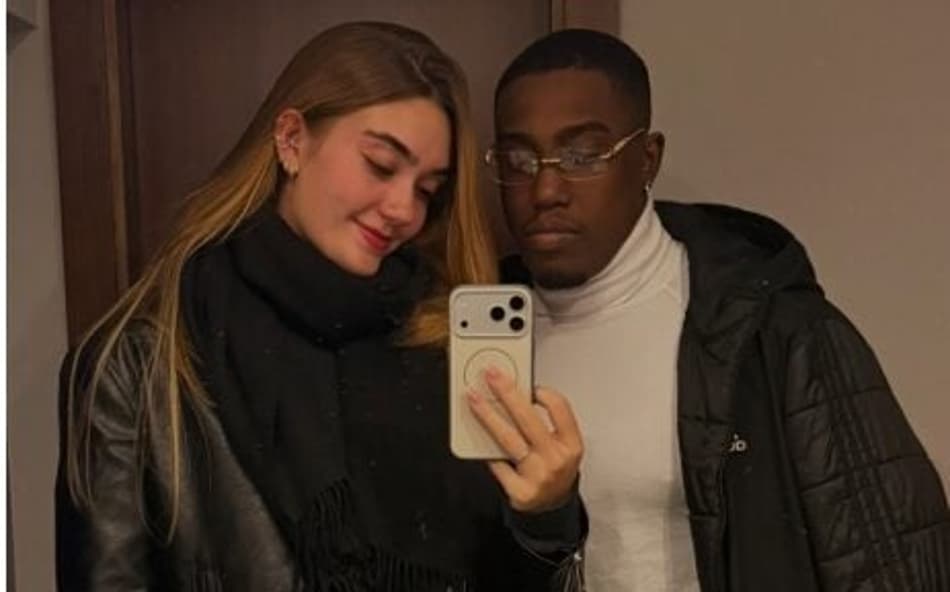 Helena, jogadora de vôlei, faz selfie com o namorado, Lucas, jogador de basquete