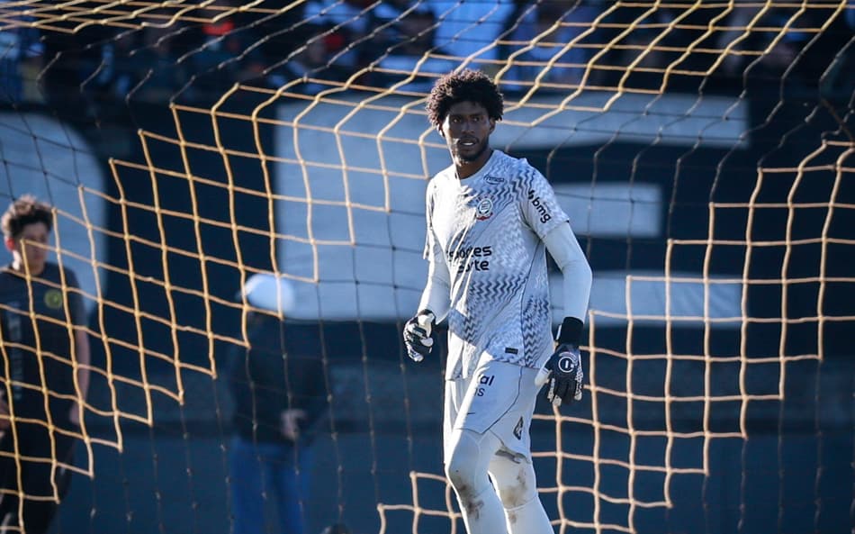 Hugo Souza durante jogo do Corinthians