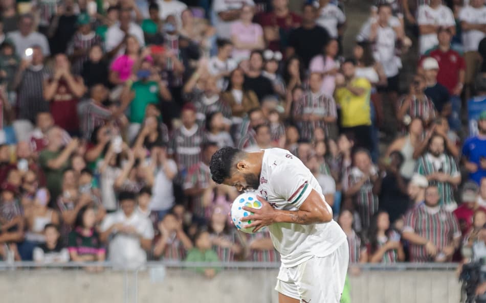 Hulk beija bola antes de bater pênalti no Fluminense