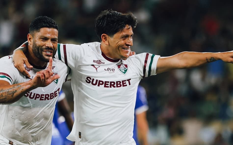 Hulk e Cano comemoram gol do Fluminense juntos