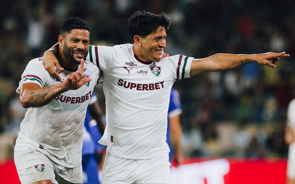 Hulk e Cano comemoram gol do Fluminense juntos