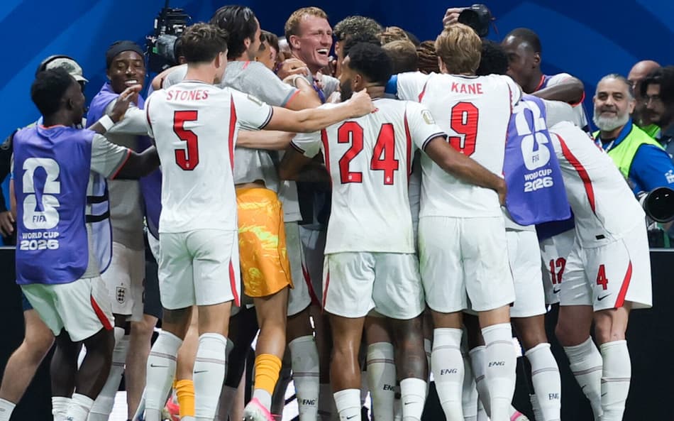 Ingleses comemoram gol em derrota para a Argentina