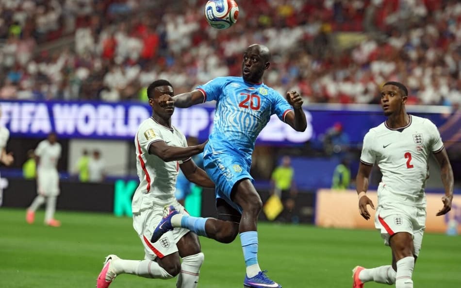 Jogadores em ação durante a partida Inglaterra x RD Congo pela Copa do Mundo. (Foto: Odd ANDERSEN / AFP)