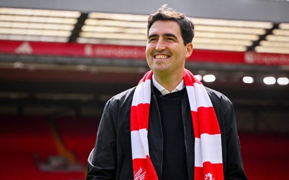 Iraola, novo treinador do Liverpool, sendo apresentado ao Anfield