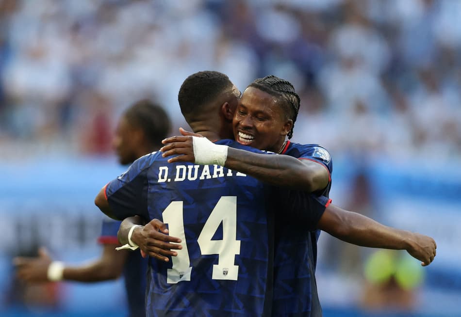 Jogadores de Cabo Verde comemorando abraçados o gol contra a Argentina