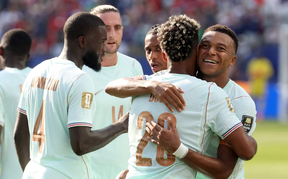 O atacante francês número 10, Kylian Mbappé (à direita), comemora o primeiro gol de sua equipe com o companheiro de equipe, o atacante número 20, Desiré Doué, durante a partida das quartas de final da Copa do Mundo de 2026 entre França e Marrocos, no Estádio de Boston, em Foxborough