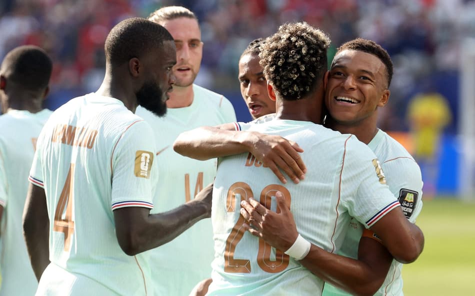 O atacante francês número 10, Kylian Mbappé (à direita), comemora o primeiro gol de sua equipe com o companheiro de equipe, o atacante número 20, Desiré Doué, durante a partida das quartas de final da Copa do Mundo de 2026 entre França e Marrocos, no Estádio de Boston, em Foxborough