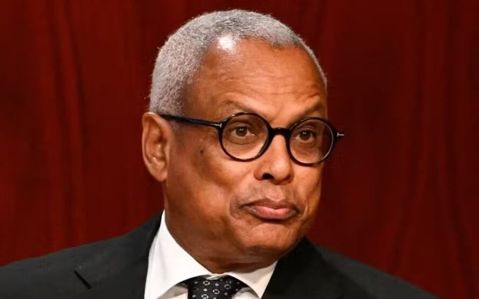 José Maria Neves, presidente de Cabo Verde, usando terno e óculos