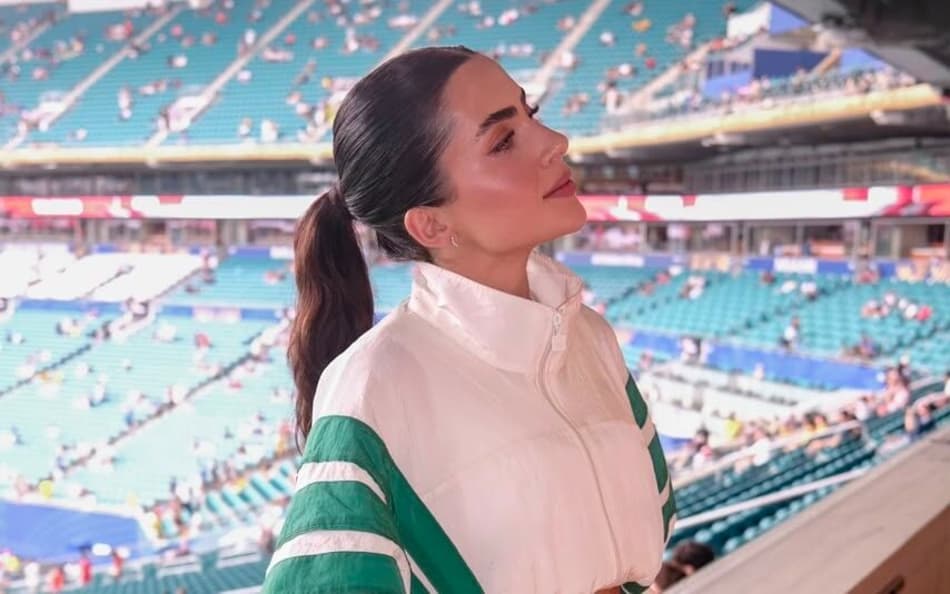 Jade Picon posando para foto antes da partida entre França e Inglaterra na Copa do Mundo 2026